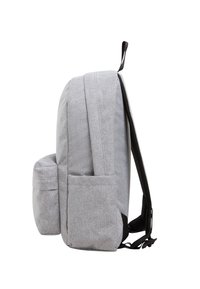 Grå tygryggsäck med sidofickor, vadderade remmar och ett handtag på toppen. Har en enkel, strukturerad design och en mjuk yta.