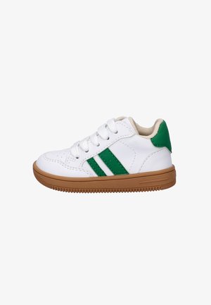 Witte kindersneaker met groene strepen, groene hielband, witte veters en een bruine rubberen zool op een witte achtergrond.