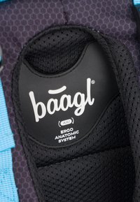 Sottopiede ergonomico nero e blu con texture a nido d'ape. Presenta il logo "baagl" e il testo "ERGO ANATOMIC SYSTEM".