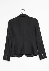Schwarze, taillierte Blazerjacke mit Reverskragen, langen Ärmeln, strukturiertem Rücken und jeweils vier Knöpfen an jedem Ärmel. Glatte Stoffoberfläche.