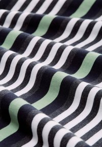Dehnbare Stoff mit abwechselnden Streifen in Marineblau, Weiß und Mintgrün, mit einer weichen, glatten Textur.