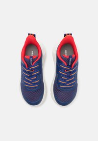 Blauwe mesh sneakers met rode accenten, contrasterende veters, een gevoerde kraag en witte rubberen zolen. Heeft een ademend ontwerp en een logo.