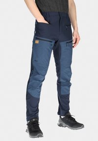 Herroutdoorbyxor i två nyanser av blått, med dragkedjefickor, en flexibel midja och ett slitstarkt, vattenavvisande material.