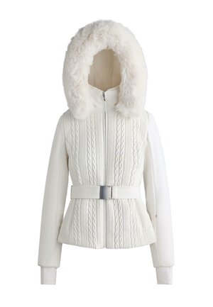 Weiße Jacke mit einer strukturierten, im Zopfmuster gestrickten Vorderseite, glatten Ärmeln und einer mit Fell gefütterten Kapuze. Verfügt über einen taillierten Gürtel und einen Reißverschluss an der Vorderseite.