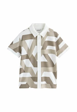 Camisa polo de manga corta con un patrón geométrico en beige y blanco, con un collar clásico y botones en la parte frontal.