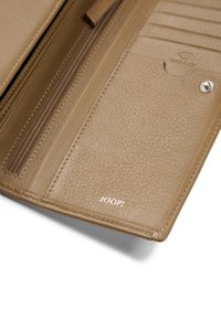 Beige leren portemonnee met een gestructureerde afwerking, voorzien van kaartslots, een ritsvak en het "JOOP!" logo in het wit gestempeld.