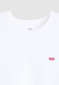 Witte t-shirt met korte mouwen en ronde hals, met een klein rood Levi's-logo op de linkerborst. Zacht katoen.