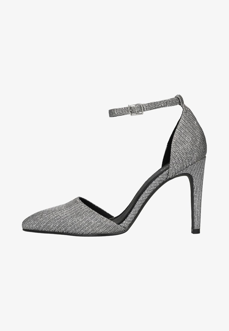 Chaussure à talon haut grise texturée avec bout pointu et bride de cheville ornée d'une petite boucle argentée.