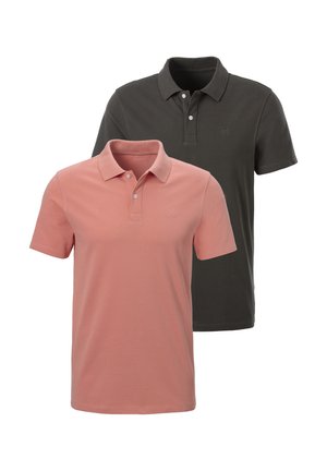 Zwei kurzärmelige Poloshirts, eines vorne in Staubrosa und eines hinten in Dunkelgrau, beide mit Kragen und Knopfleisten.