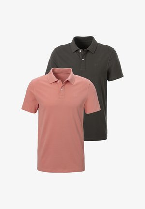 Zwei kurzärmelige Poloshirts, eines vorne in Staubrosa und eines hinten in Dunkelgrau, beide mit Kragen und Knopfleisten.