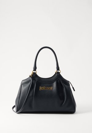 Bolso de mano de cuero negro con textura, dos asas, una correa para el hombro, detalles dorados y el logo "Just Cavalli" en la parte delantera.