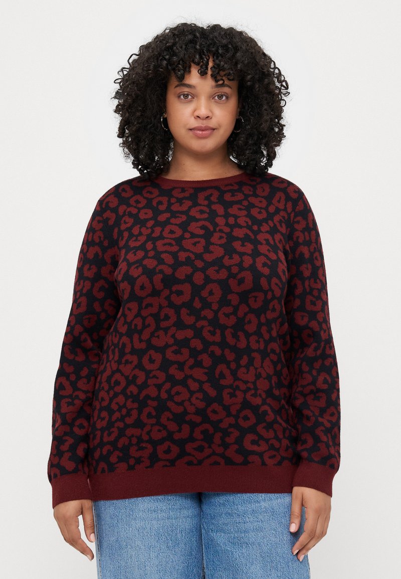 Sweater com padrão de leopardo em marrom e preto, com mangas longas e decote redondo. Bainha e punhos canelados. Textura de malha suave.