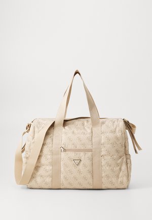 Beige gewatteerde weekendtas met een logo-patroon, twee bovenhandvatten, een afneembare schouderriem en een voorkant met ritszak.