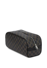 Neceser de patrón negro y marrón con forma rectangular, superficie texturizada, cierre con doble cremallera y detalles de logo.