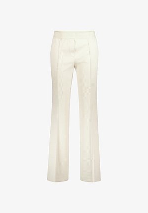 Roomkleurige, op maat gemaakte broek met subtiel zigzagpatroon, rechte pijpen en taillebanddetail.