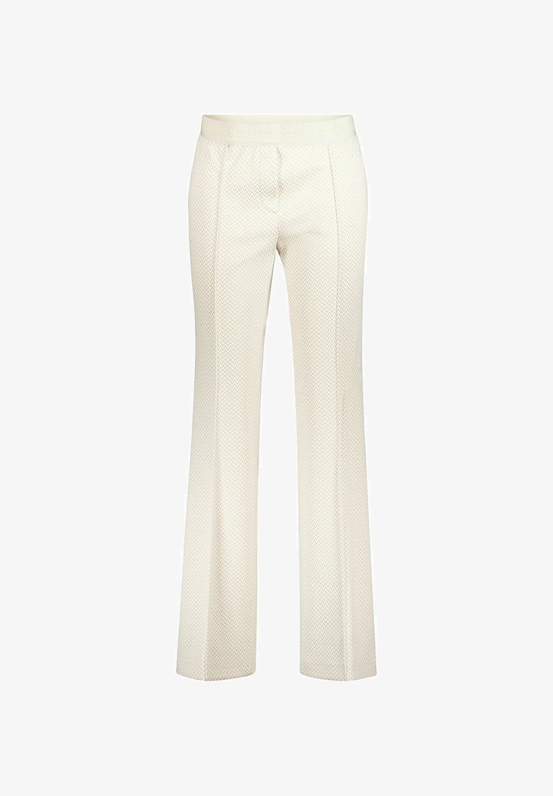 Roomkleurige, op maat gemaakte broek met subtiel zigzagpatroon, rechte pijpen en taillebanddetail.