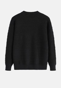Pull noir en tricot avec des rayures horizontales texturées, col rond et manches longues. Tissu doux avec des poignets et un ourlet côtelés.