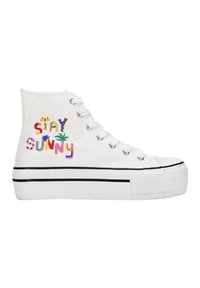 Sneaker alta bianca con strisce nere, caratterizzata da testo multicolore "STAY SUNNY" e motivi a foglia sul lato. Materiale in tela. Suola spessa.