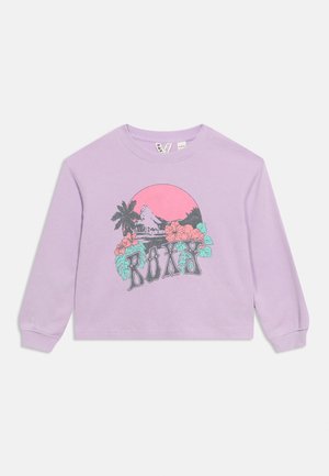 Chemise lilas à manches longues en maille côtelée avec un motif tropical représentant un soleil rose, des palmiers, des fleurs et le texte "ROXY" en lettres stylisées sur le devant.