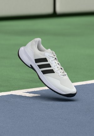 GAMECOURT 2 M - Obuv na tenisové kurty - footwear white/core black/silver-coloured metallic
