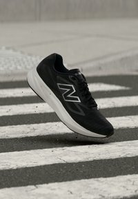 Επιλέχθηκε, black/black cement/white