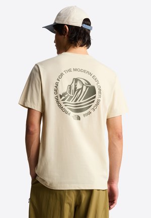 M MONTE REGULAR SHORT SLEEVE TEE-GRAPHIC - Camiseta estampada - desert stone