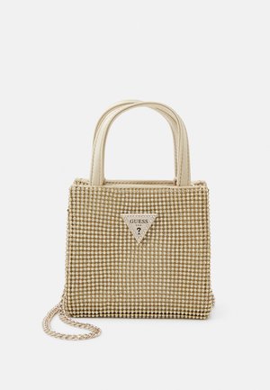 Złota i kremowa torebka z teksturowaną, ozdobioną powierzchnią, z trójkątnym logo i podwójnymi uchwytami, a także odczepianym łańcuszkiem.