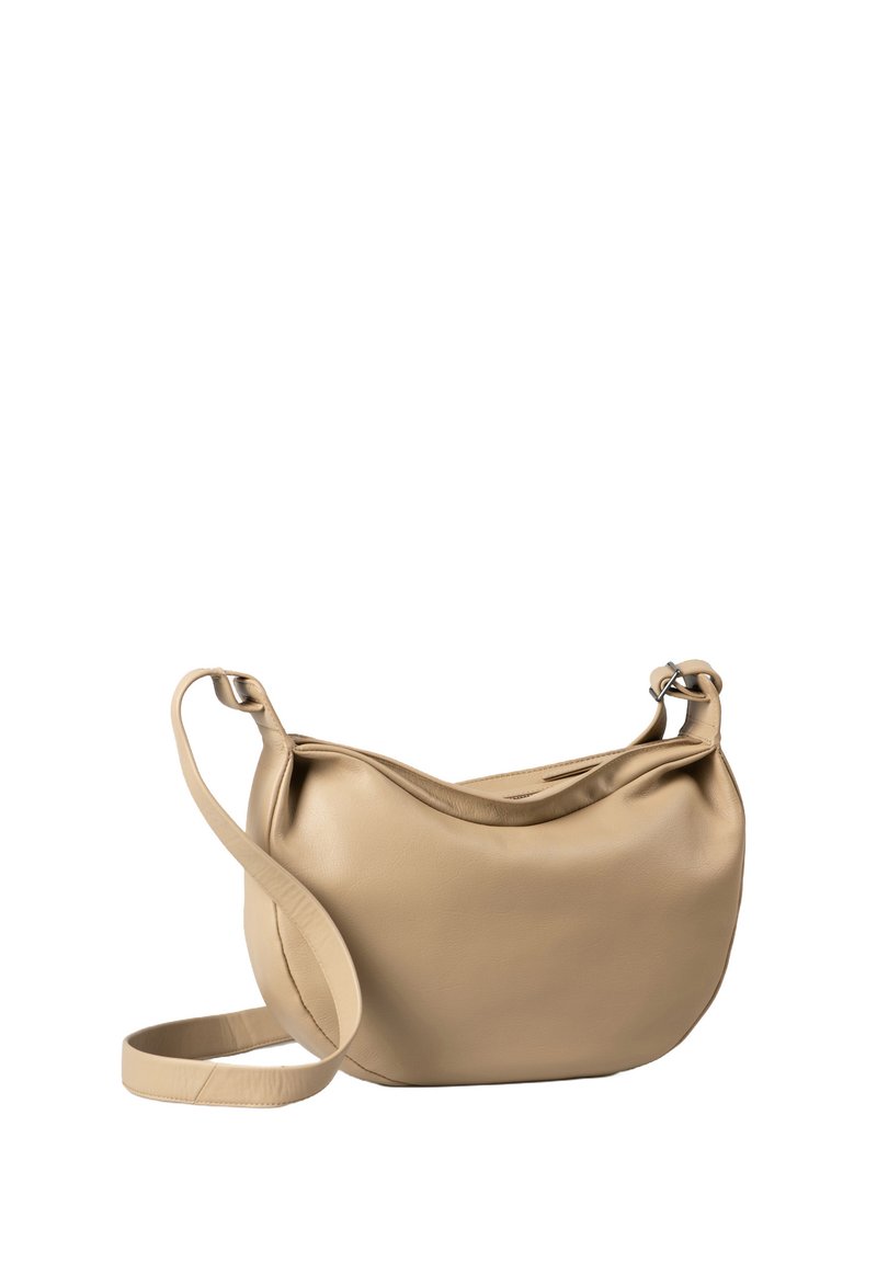 Tasche aus tanfarbenem Leder mit einer geschwungenen Form, verstellbarem Trageriemen und glatter Textur. Sie verfügt über ein einfaches, ungeschmücktes Design.