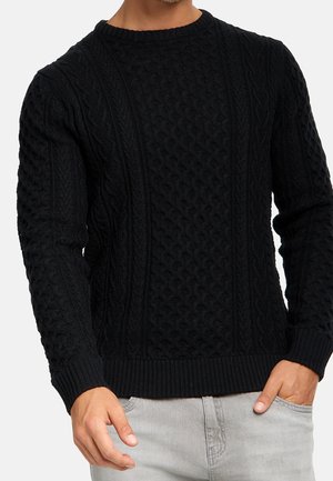 Schwarzer gestrickter Pullover mit einem strukturierten Zopfmuster, Rundhalsausschnitt und gerippten Bündchen und Saum. Hergestellt aus einem strukturierten Stoff.