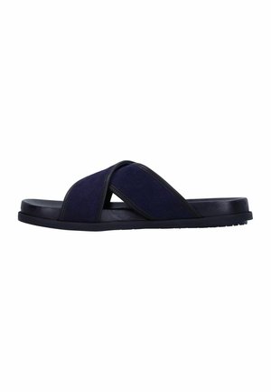 Marineblauwe teenslippers met kruislingse stoffen banden en een gestructureerde zwarte zool. Eenvoudig ontwerp, lichtgewicht constructie.