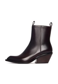 Botte de cheville en cuir marron foncé avec un bout pointu, dotée d'un talon en bois texturé et de languettes de tirage de chaque côté pour un enfilage facile.