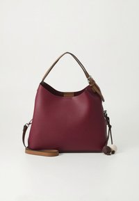 Burgunderfarget lærhåndveske med en strukturert design, brune stropper og dekorative pomponger. Har en enkelt topphåndtak og en justerbar skulderstropp.