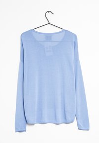 Jasnoniebieski długi sweter z długim rękawem wykonany z miękkiej tkaniny, z szerokim dekoltem i opuszczonymi ramionami, charakteryzujący się prostym wzorem bez widocznych zdobień.