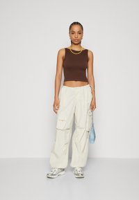 BDG Urban Outfitters SLASH NECK TANK - Top - chiccory coffee (19-1419tcx)