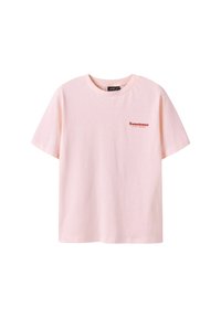 Lichtroze katoenen t-shirt met korte mouwen en een ronde halslijn. Heeft kleine rode tekst met de woorden "Sweetness Stay Fresh" op de borst.