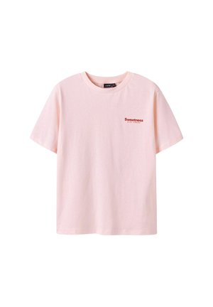 Camiseta de algodón rosa claro con mangas cortas y cuello redondo. Presenta un pequeño texto rojo que dice "Sweetness Stay Fresh" en el pecho.