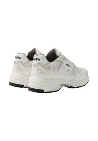 Weiße Sportschuhe mit Netzdetails und strukturierten Akzenten. Dicke Sohlen mit schwarzem Profil, die das Markenlogo "MoEa" an der Ferse tragen.