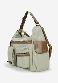 Bolsa de tela verde con acentos de cuero marrón, múltiples bolsillos con cremallera y una correa de hombro ajustable. Acabado texturizado en las piezas de cuero.