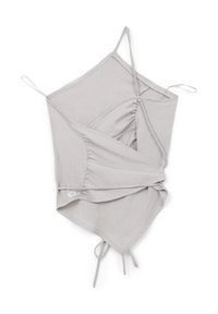 Camisola grigia chiara con spalline sottili, realizzata in morbido misto cotone, design drappeggiato con tessuto arricciato e lacci regolabili all'orlo.