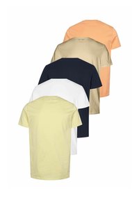 Öt sima, rövid ujjú póló pasztell sárgában, fehérben, tengerészkékben, bézsben és őszibarack színben, egymásra rakva, hátulról nézve.