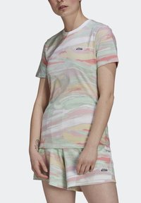 Mnohobarevné tričko s krátkým rukávem z jemného materiálu s vlnitým pastelovým vzorem. Obsahuje bílý kulatý výstřih a malou značkovou cedulku.