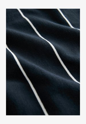 Tumesinine kangas valgete vertikaalsete triipudega, millel on sile tekstuur ja kerge läige, rõhutades triibustatud kujundust.