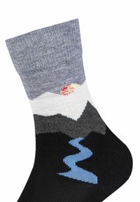 Calza multicolore con un motivo a gradiente che presenta cime di montagna grigie, nere e bianche, un sole rosso e un design di fiume blu nella parte inferiore.