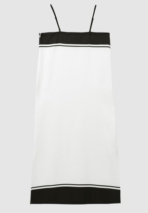 Rochie albă cu croială dreaptă, având bretele subțiri negre, o bandă superioară neagră și un tiv negru cu dungi albe pentru accent.