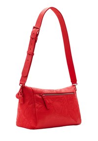 Rote Lederhandtasche mit prägten Blumenmustern, Reißverschluss-Vordertasche, verstellbarem Tragegurt und strukturierter Oberfläche.