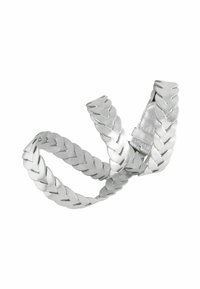 Zilveren gevlochten leren armband, met een gestructureerd oppervlak en een metalen sluiting. Het ontwerp is flexibel en ingewikkeld gevlochten.