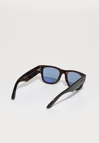 Ochelari de soare cu rame rectangulare largi, din fistic, cu lentile decolorate în nuanțe de albastru și un design elegant al bratelor, având un branding subtil pe braț.