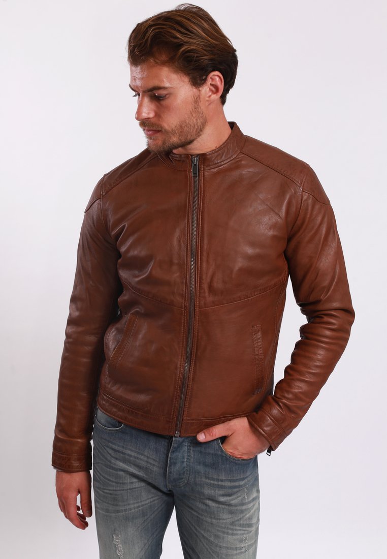 Braune Lederjacke mit leicht strukturiertem Finish, Reißverschluss, Stehkragen und zwei Seitentaschen. Maßgeschneiderte, taillierte Passform.