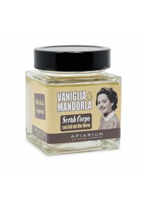 Barattolo di vetro quadrato con coperchio nero, dotato di un'etichetta beige. L'etichetta riporta il nome del prodotto "Scrub Corpo" e informazioni sugli ingredienti.