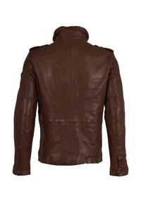 Braune Lederjacke mit hohem Kragen, Schulterklappen und Ellbogenpatches; glatte Textur und taillierte Passform.